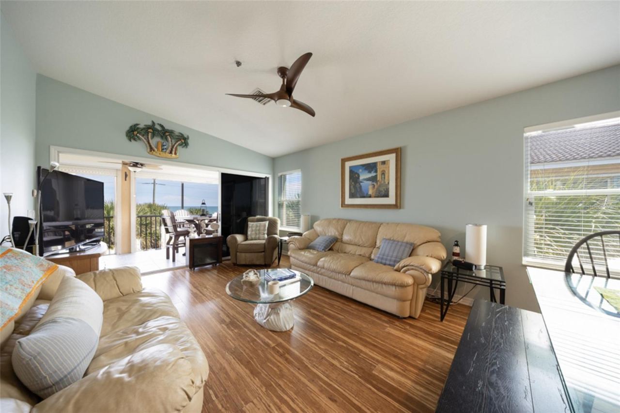 Photo 3 of 20: Large High Ceiling Livingroom
