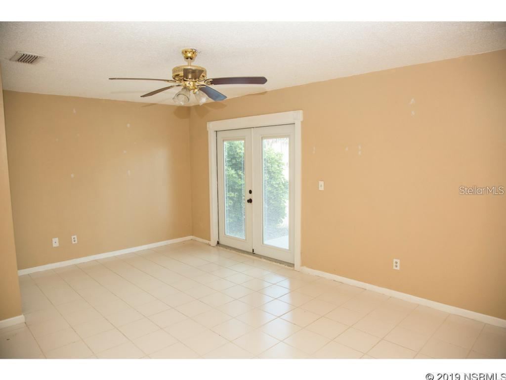 Photo 7 of 20: downstairs living room