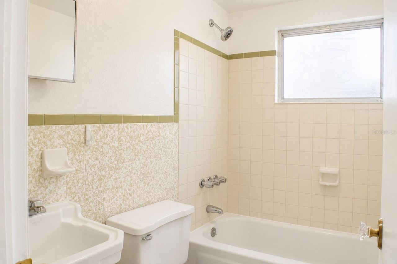 Photo 15 of 20: Side A Bathroom