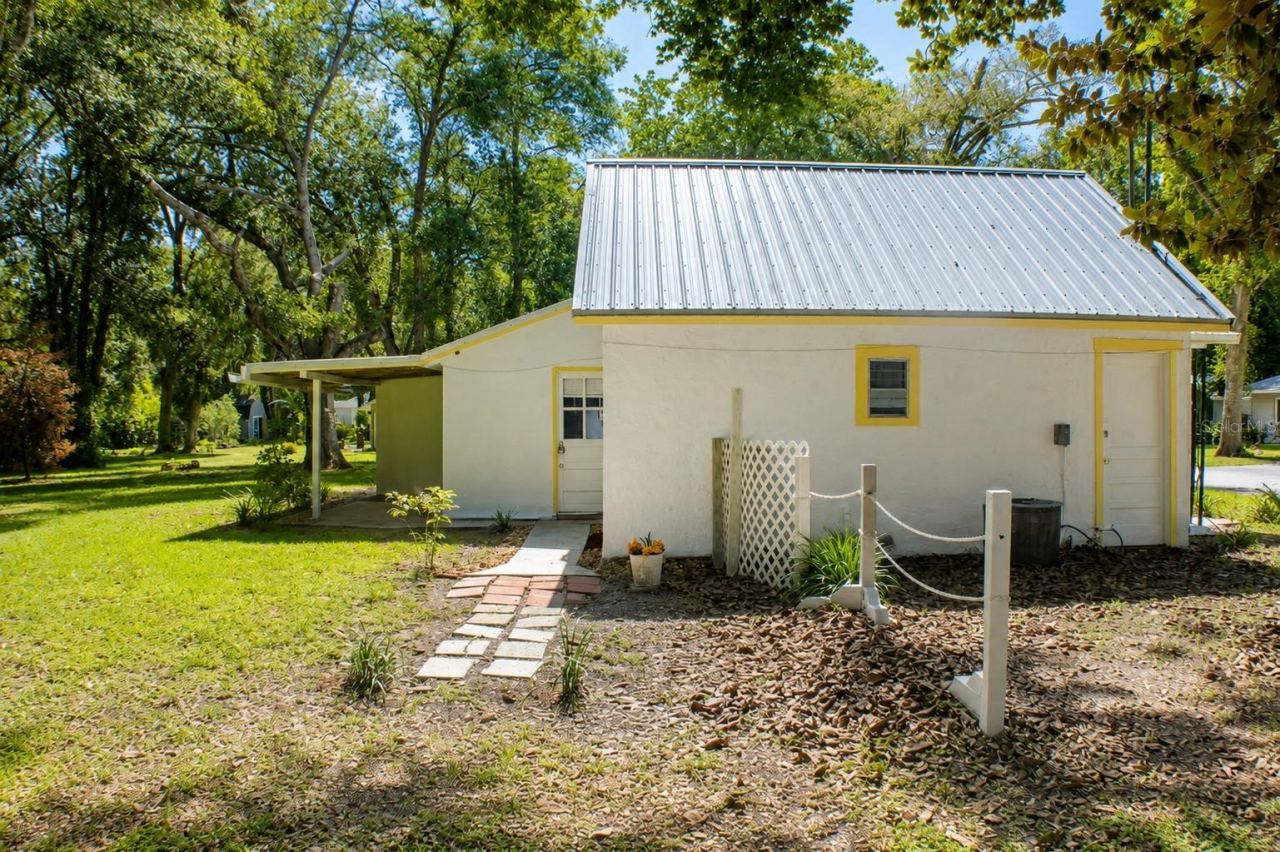 Photo 16 of 20: Entrance Side B