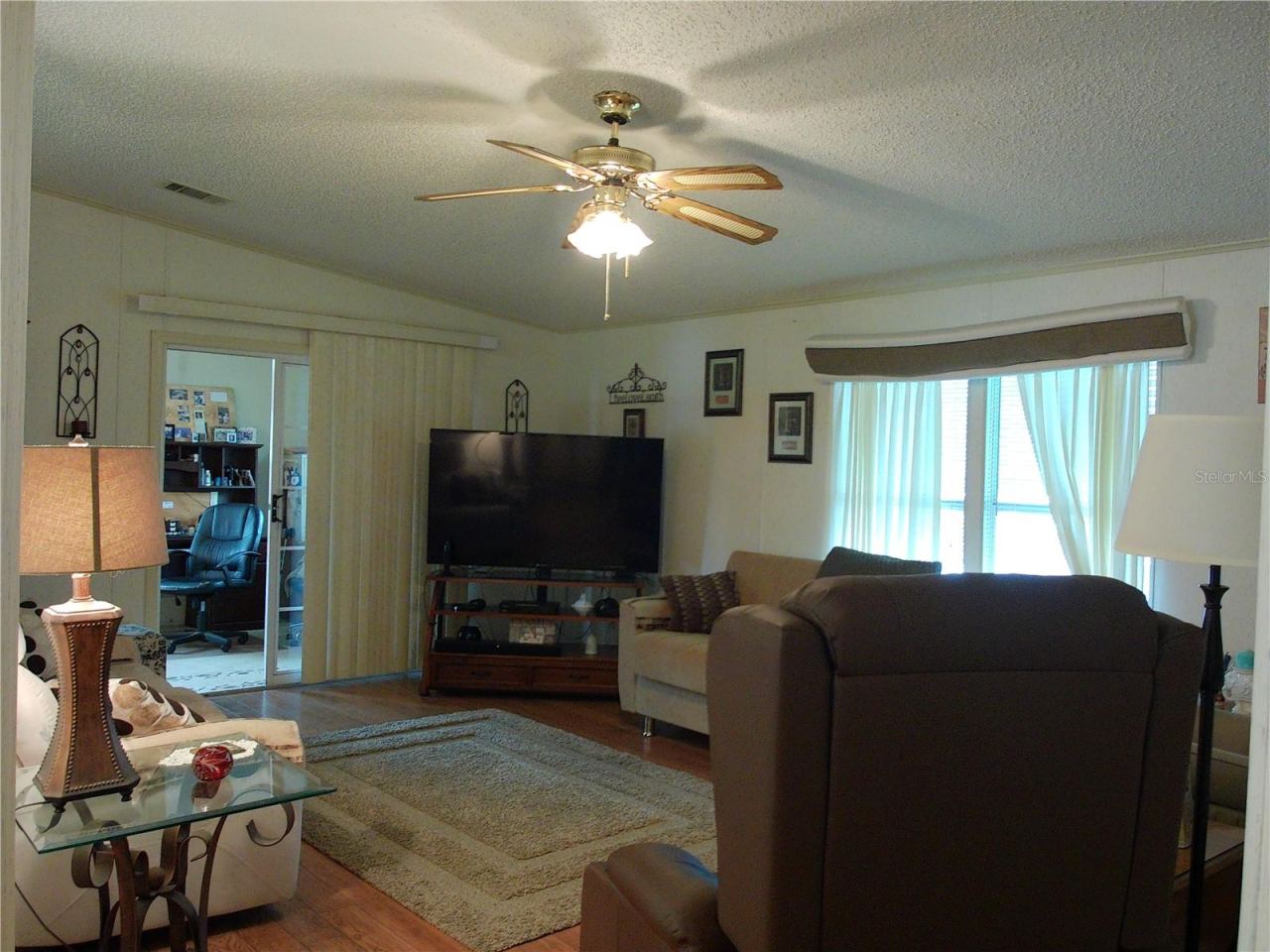 Photo 18 of 20: Living room