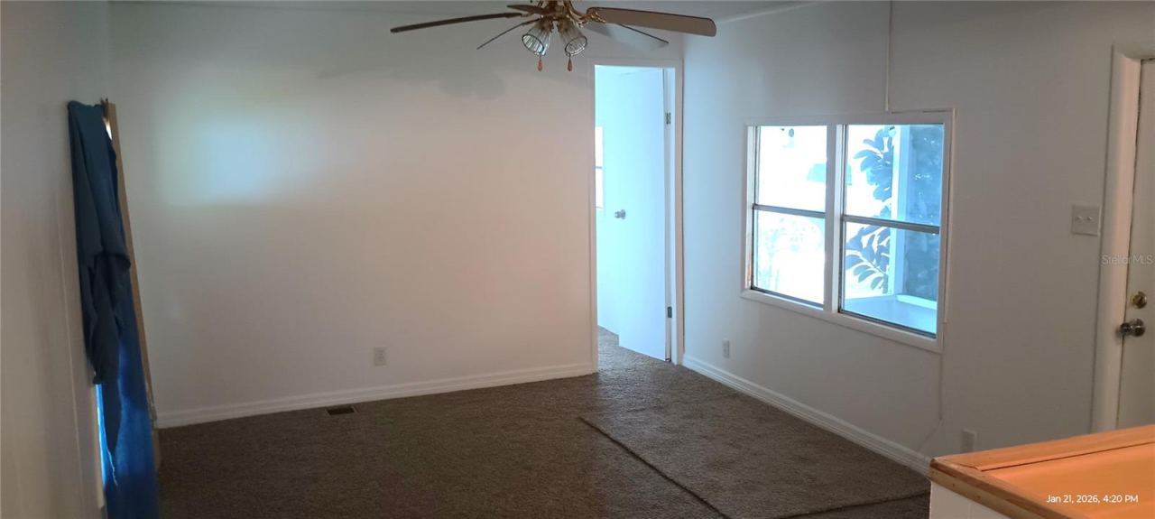 Photo 4 of 17: living room