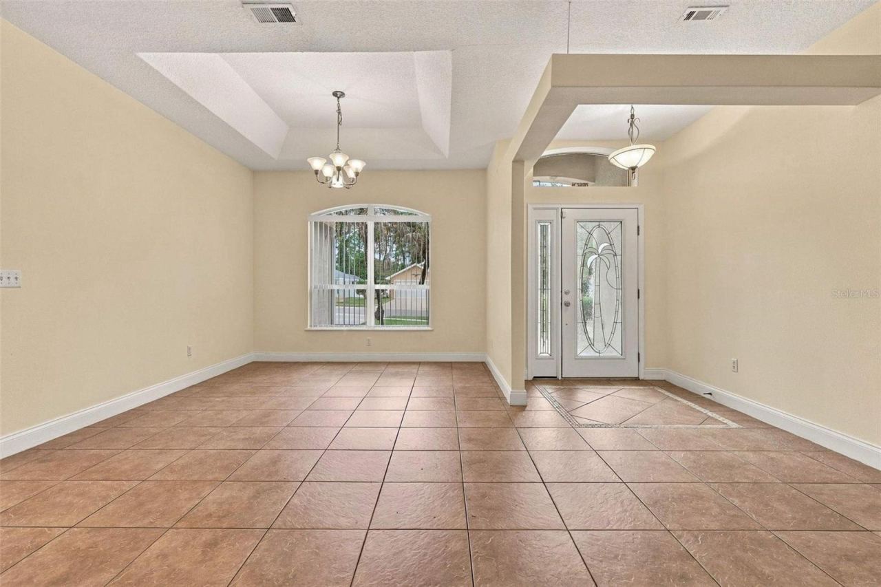 Photo 8 of 20: Dinning room and Front Door
