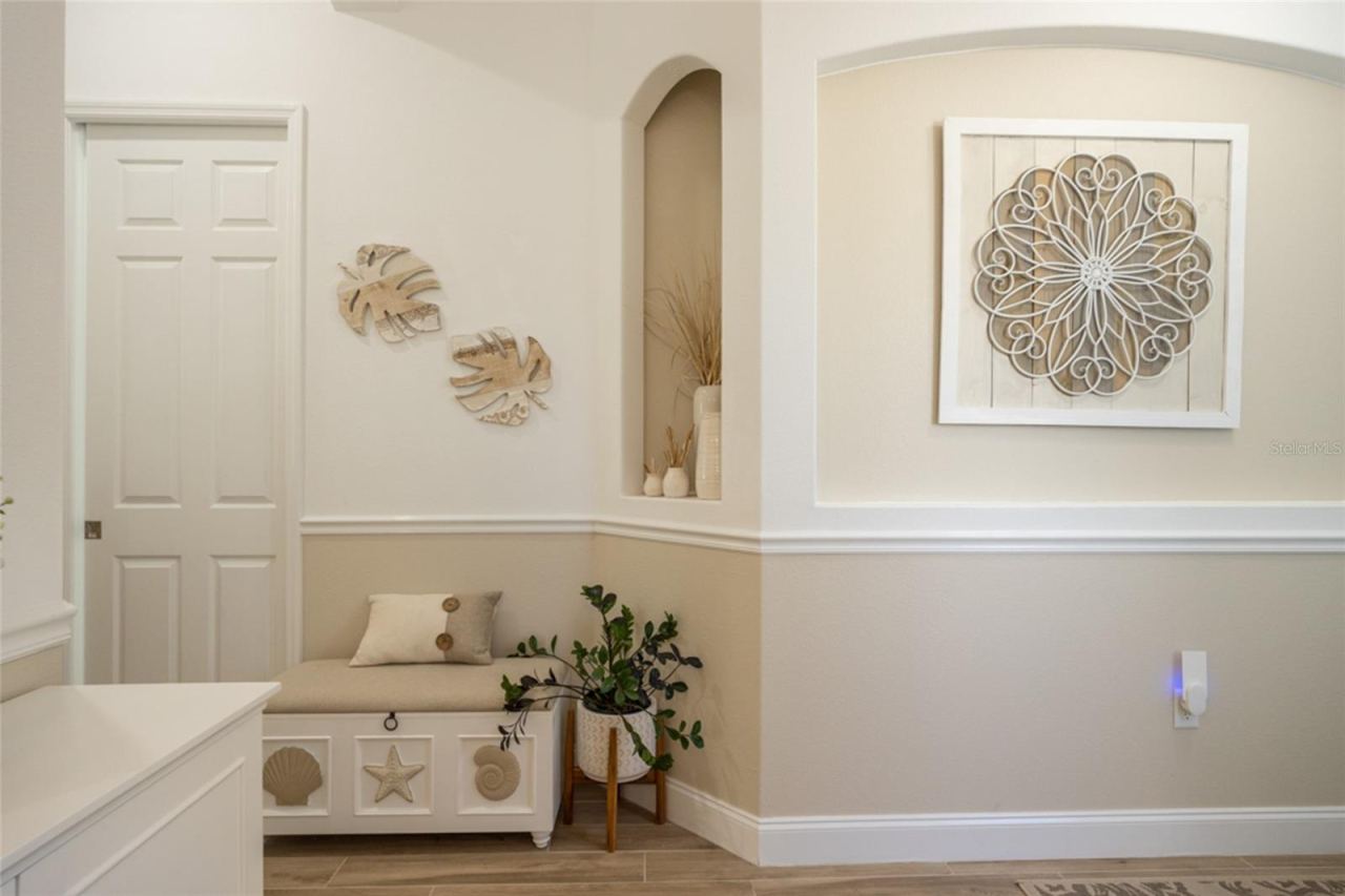 Photo 5 of 20: Foyer