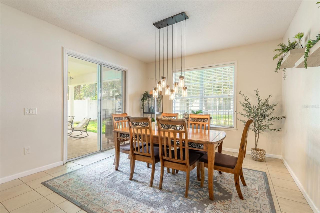 Photo 11 of 20: Dining Room