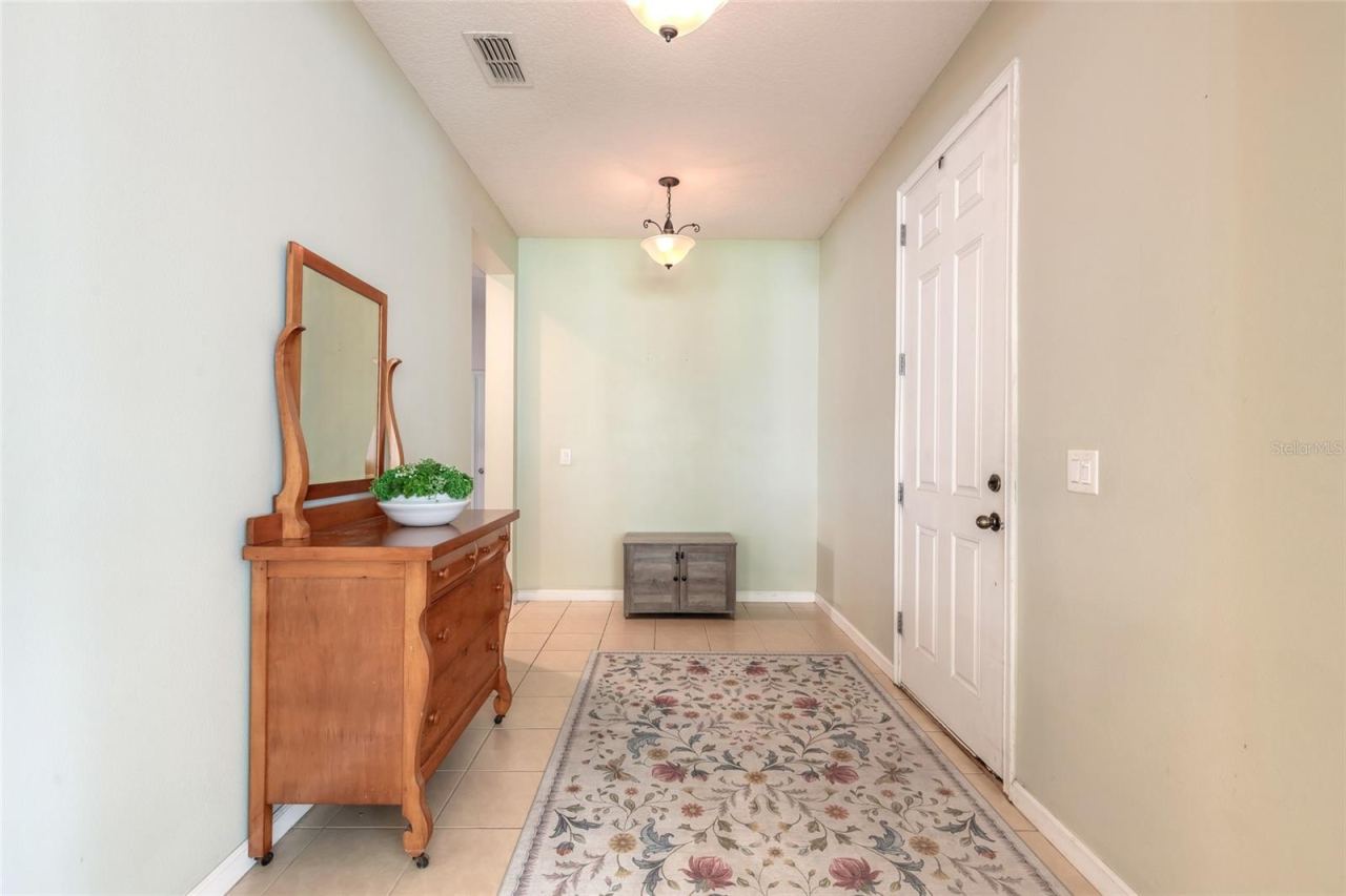 Photo 16 of 20: Foyer