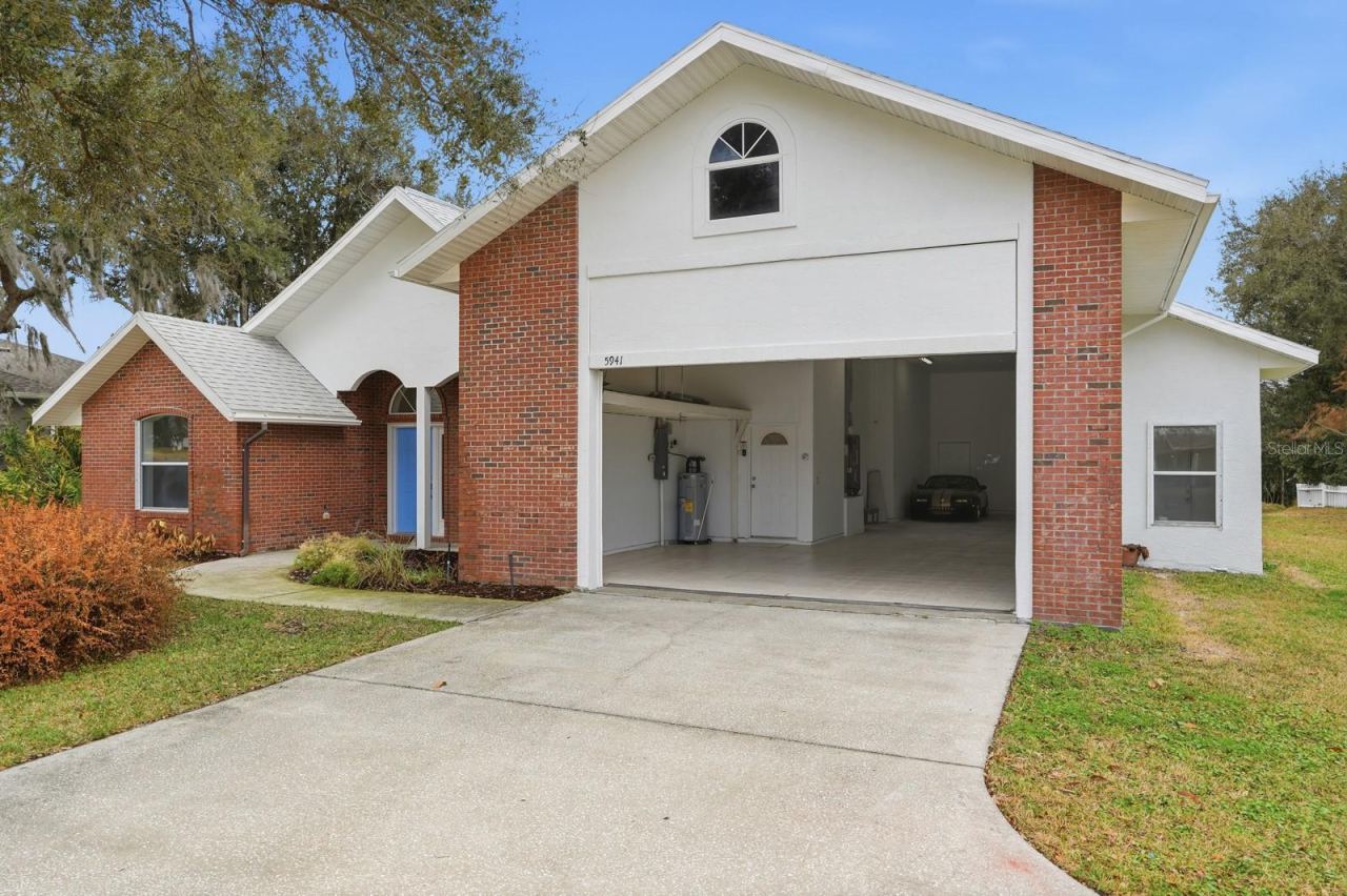 Photo 12 of 20: Garage open to almost 14 feet.