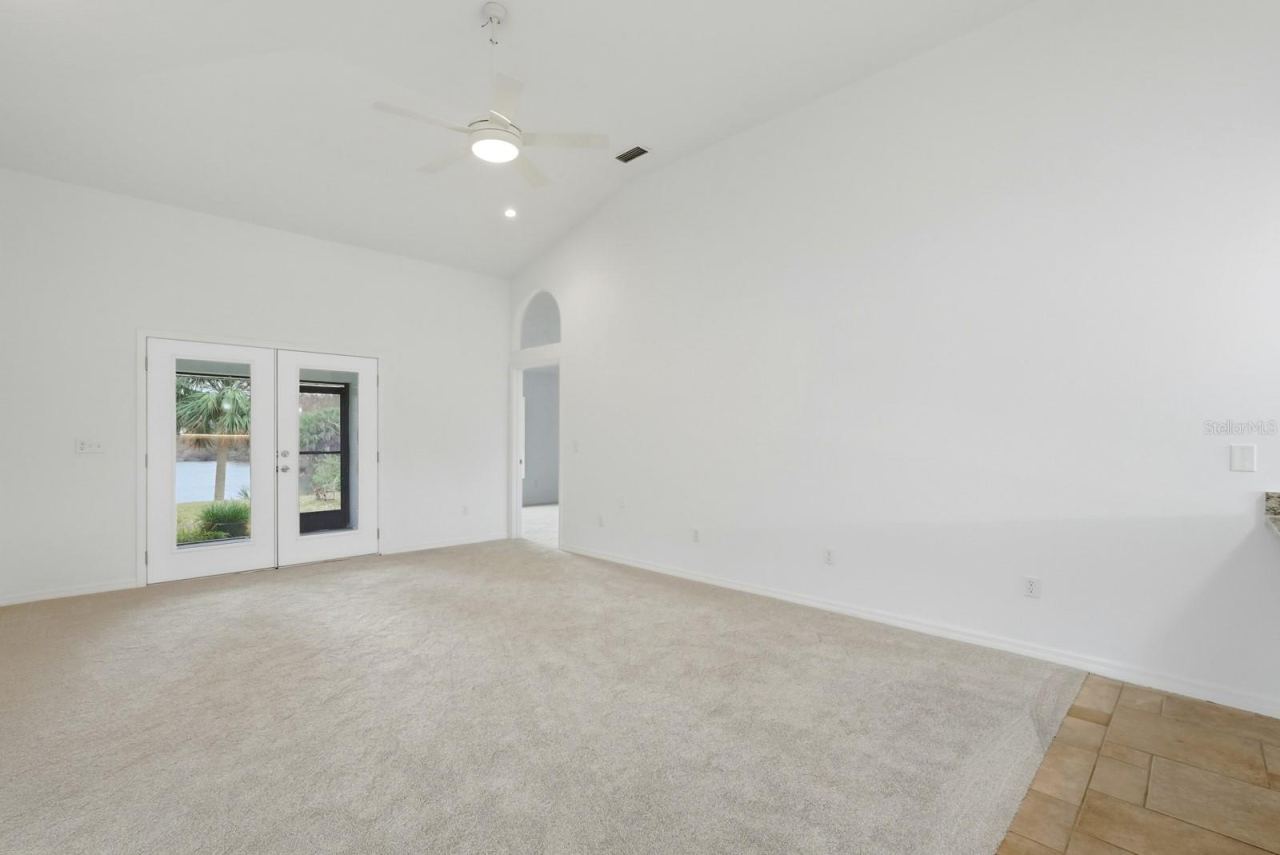 Photo 7 of 20: Living Room