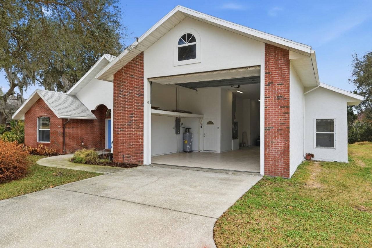 Photo 13 of 20: Garage open to almost 14 feet.