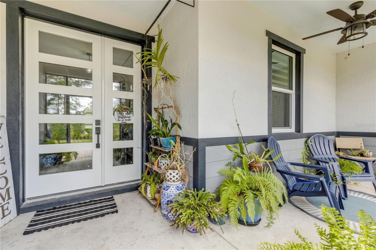 Photo 15 of 20: Entry and Front Porch