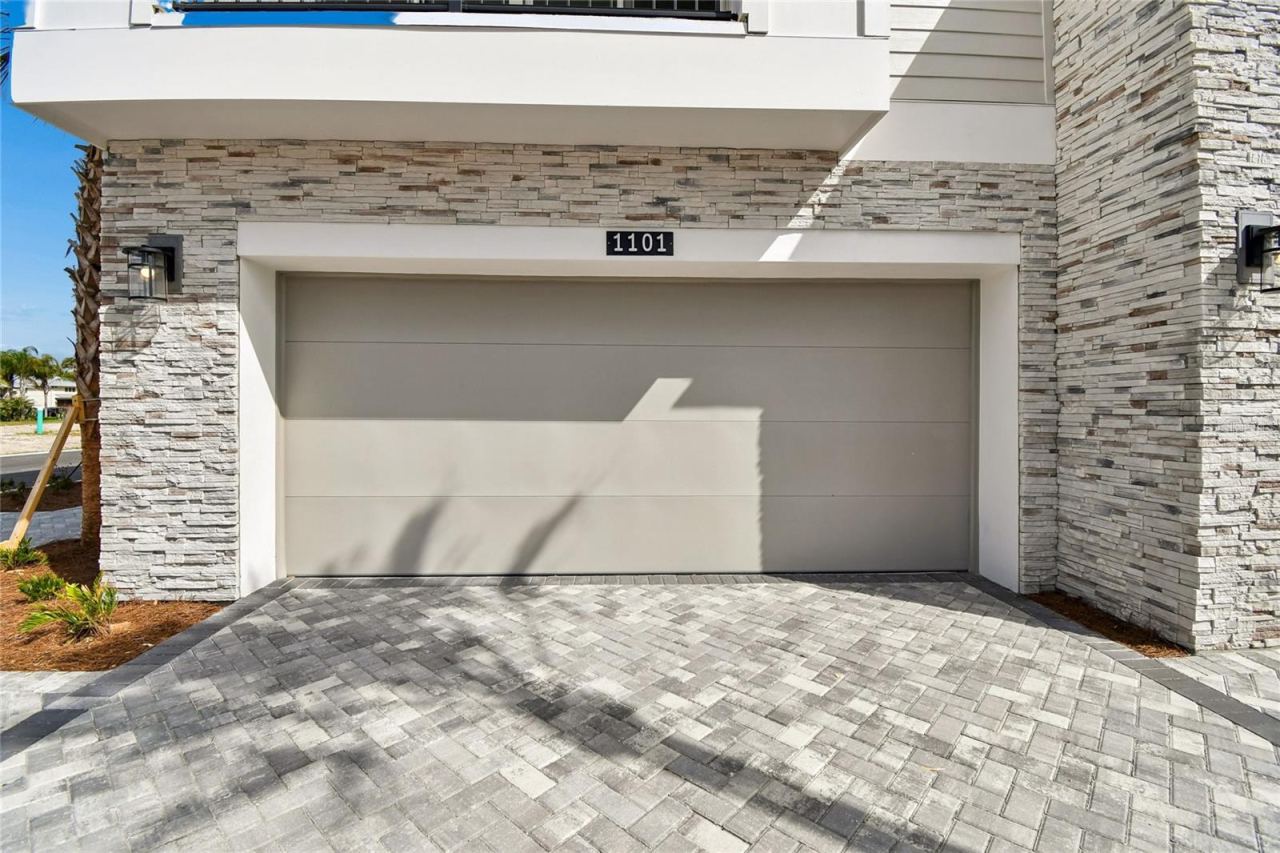 Photo 7 of 20: Two car garage