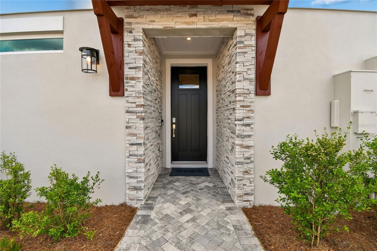 Photo 8 of 20: Front entry
