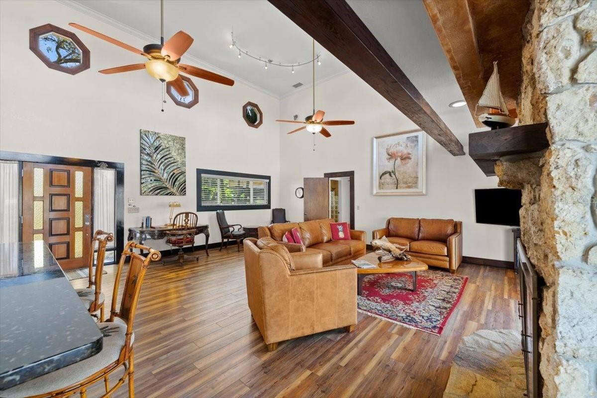 Photo 8 of 20: Spacious family room