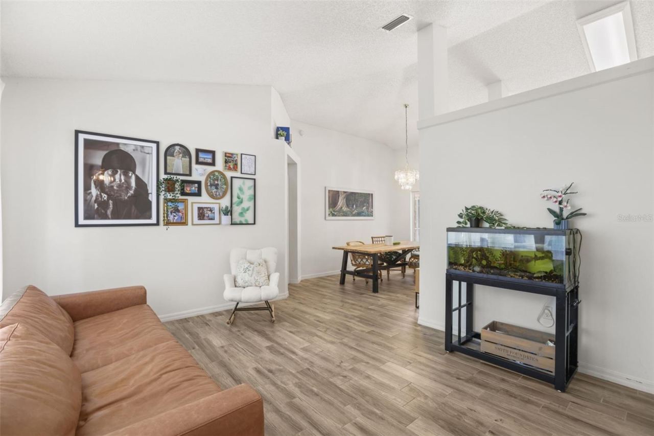 Photo 7 of 20: interior living space