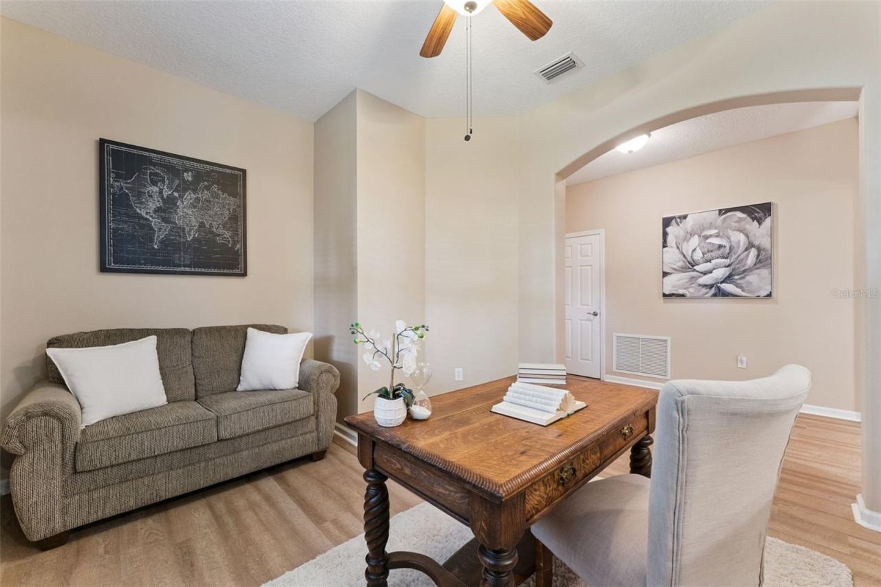Photo 16 of 20: 11' x 12' Den/office