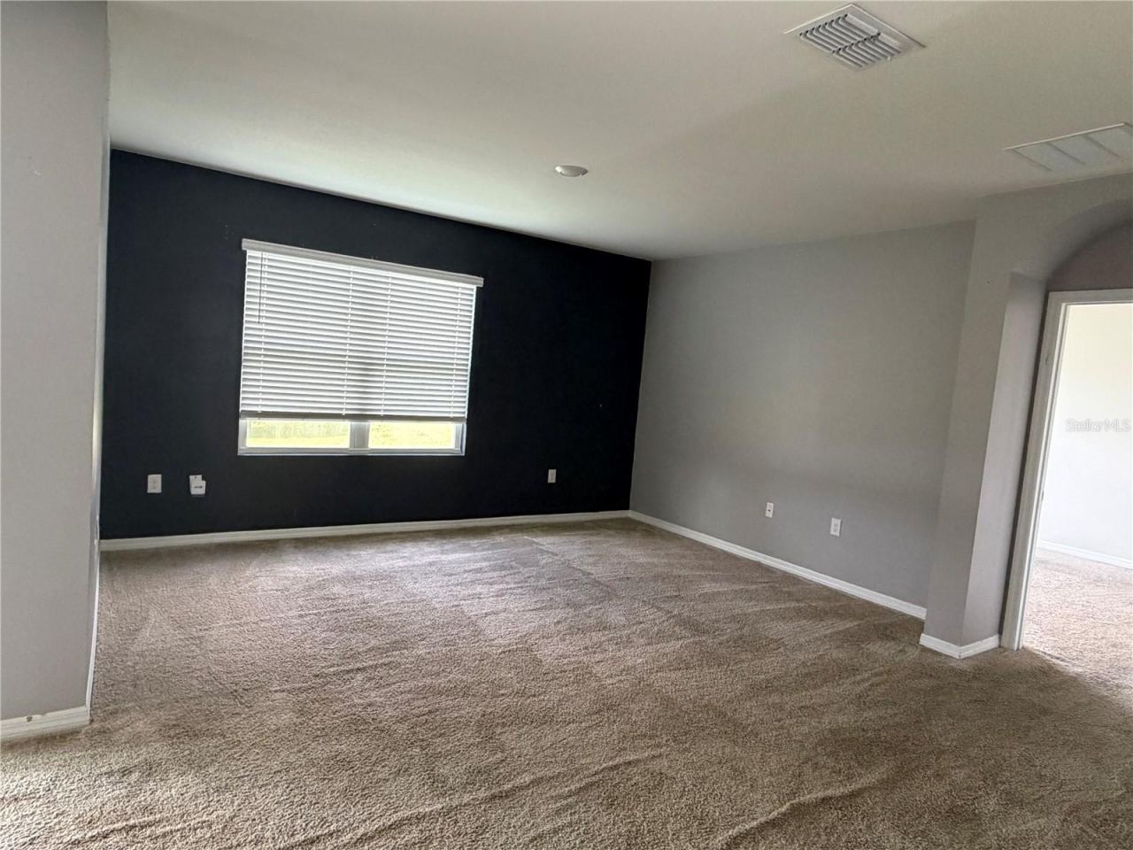 Photo 16 of 20: Living Room