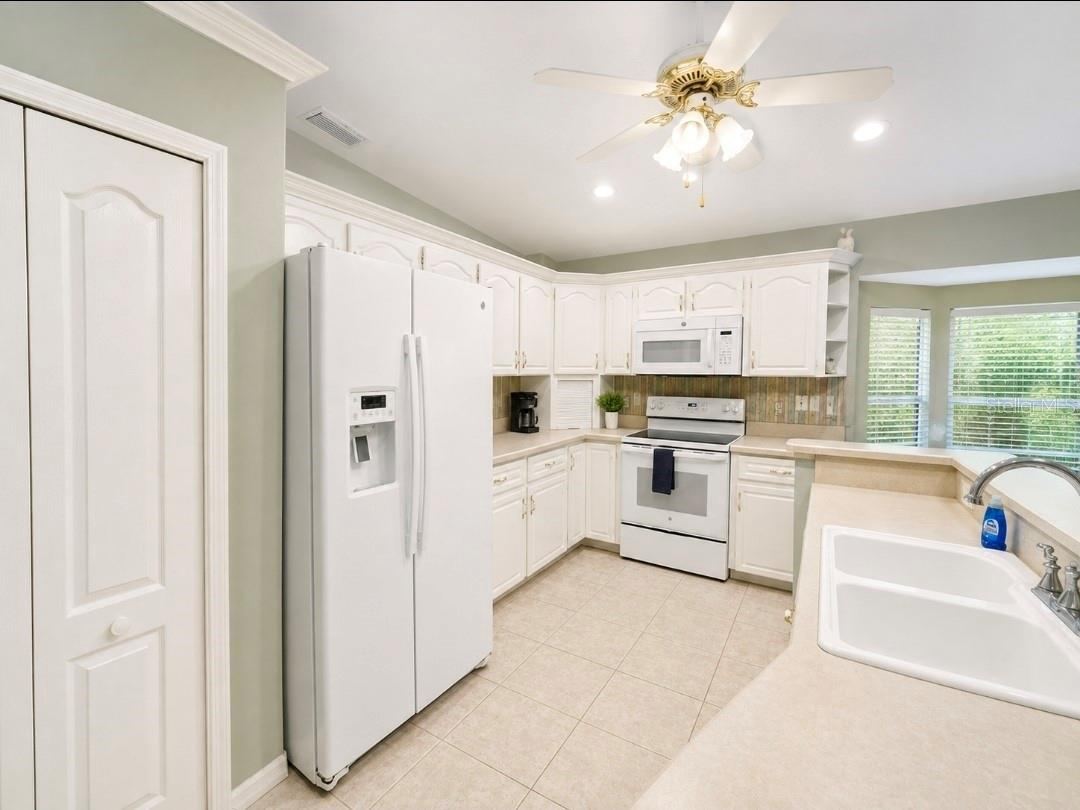 Photo 18 of 20: Full Kitchen