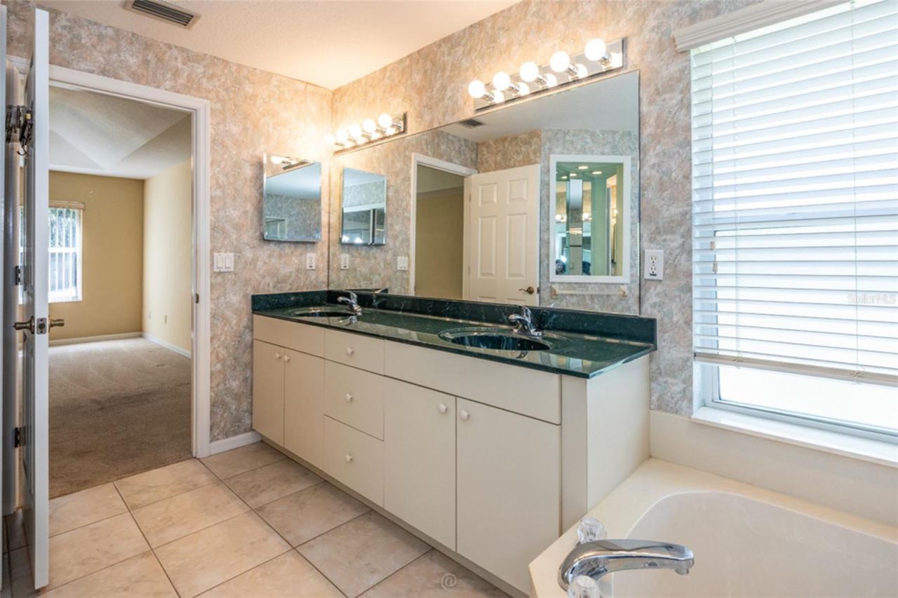 Photo 19 of 20: Primary bathroom