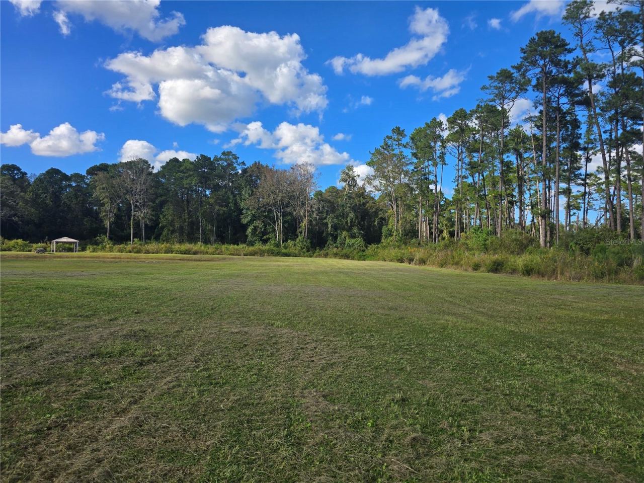 Photo 3 of 10: Front Right of Property