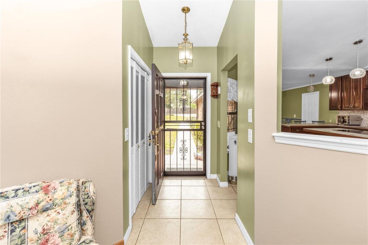 Photo 7 of 20: Foyer