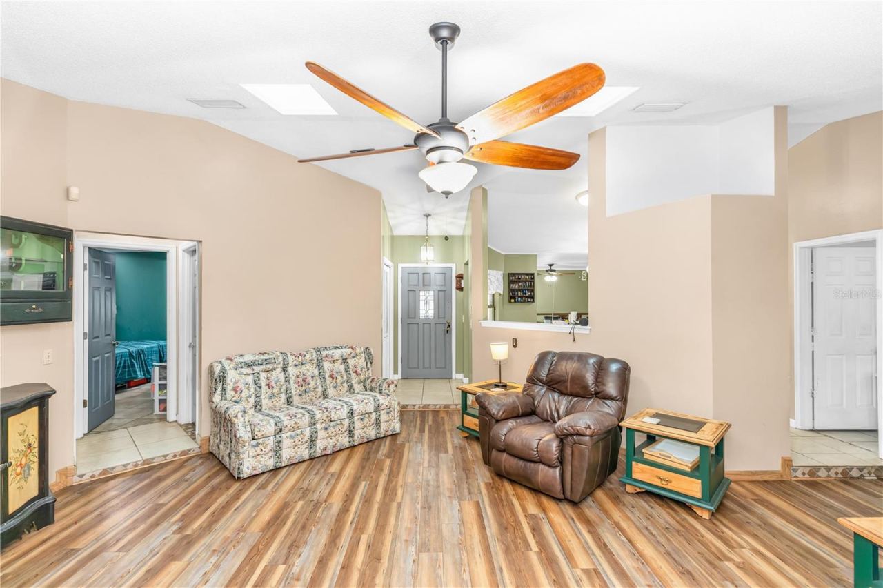 Photo 9 of 20: Living Room