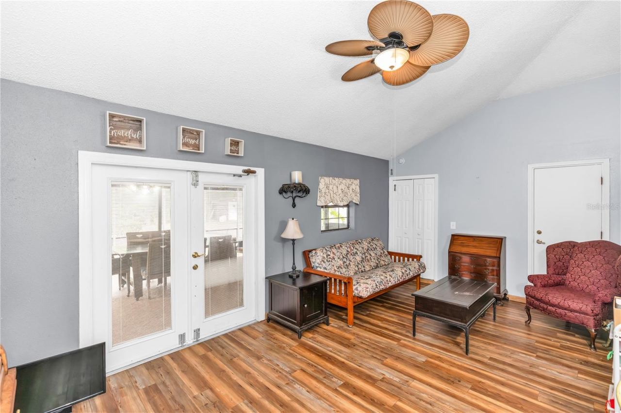 Photo 16 of 20: Family Room