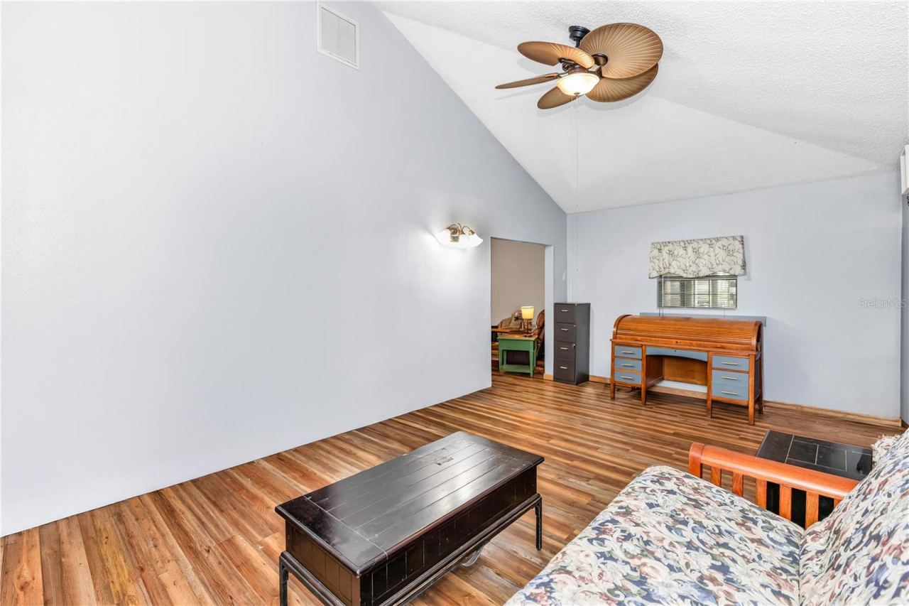 Photo 17 of 20: Family Room