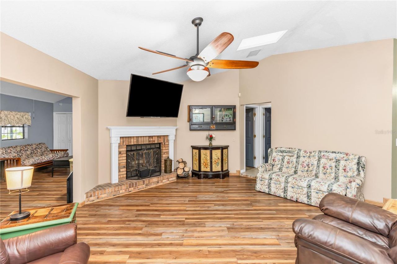 Photo 8 of 20: Living Room