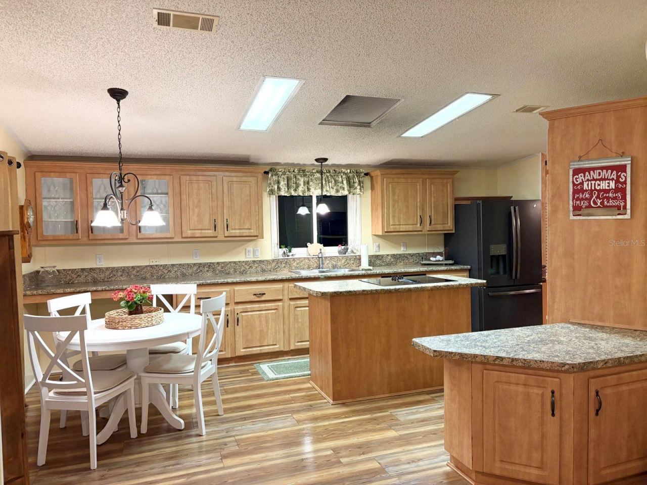 Photo 11 of 20: Kitchen open to family room