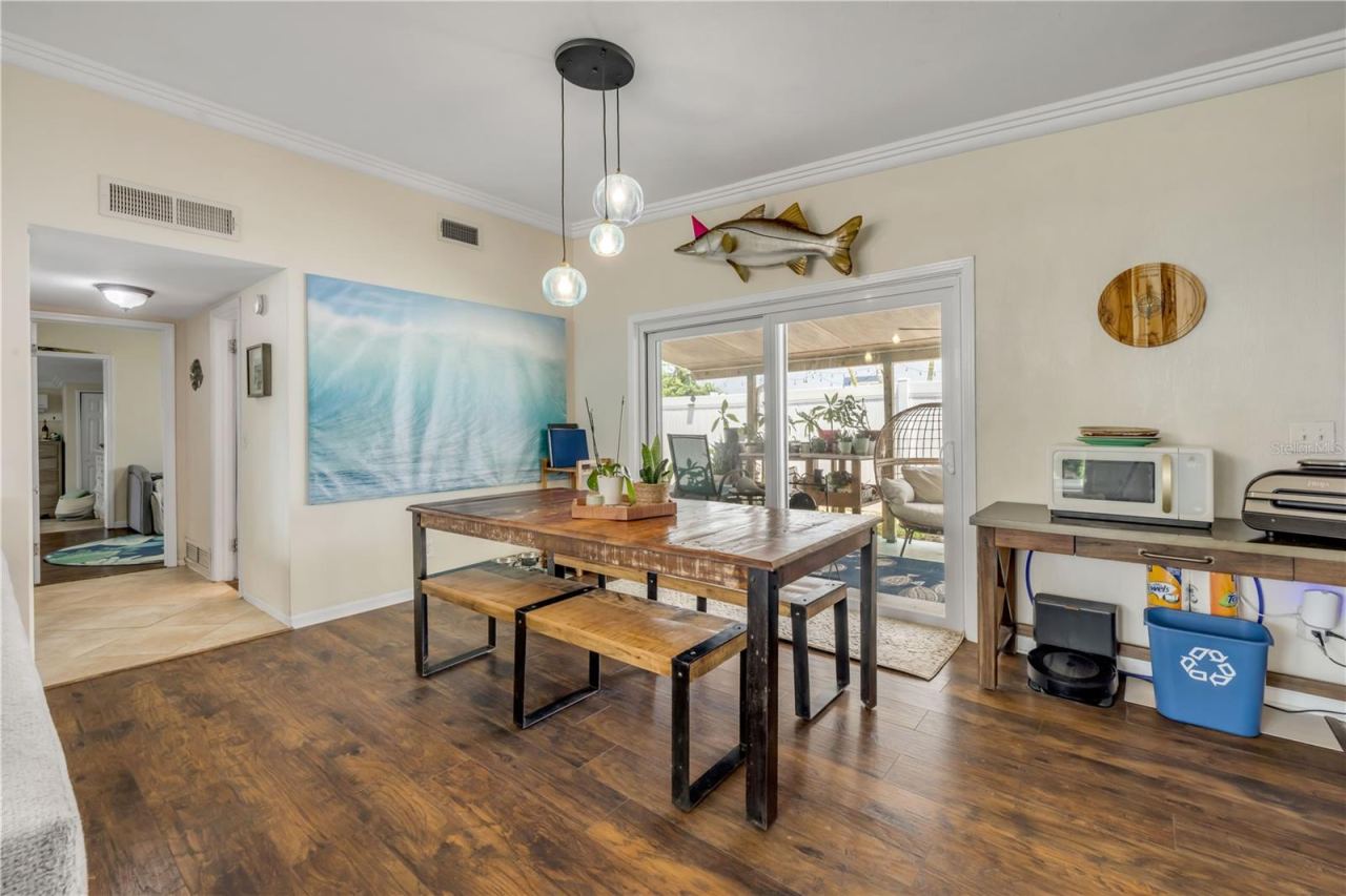Photo 9 of 20: Dining area connecting the living space and kitchen.