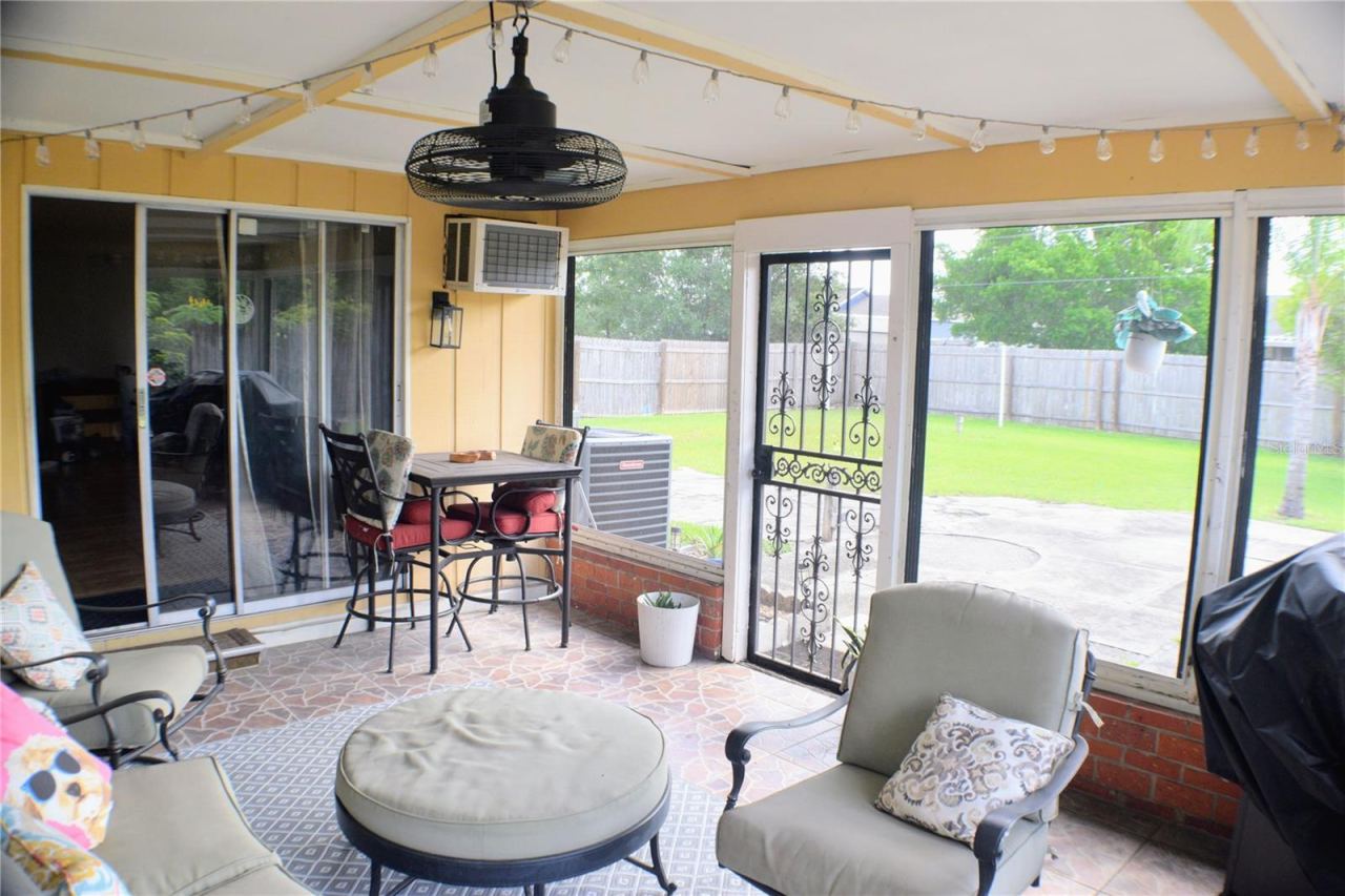 Photo 11 of 12: Screen Porch