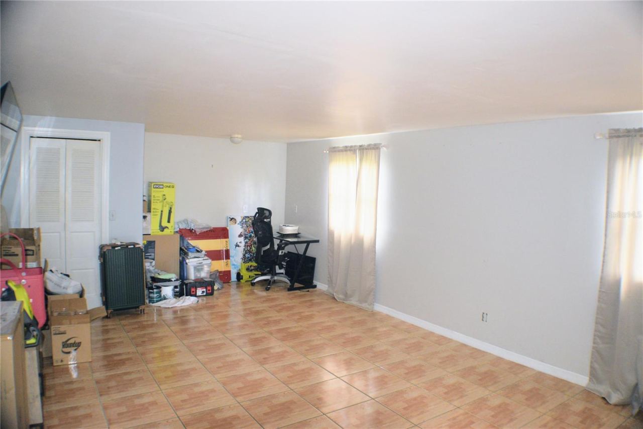 Photo 9 of 12: Family Room