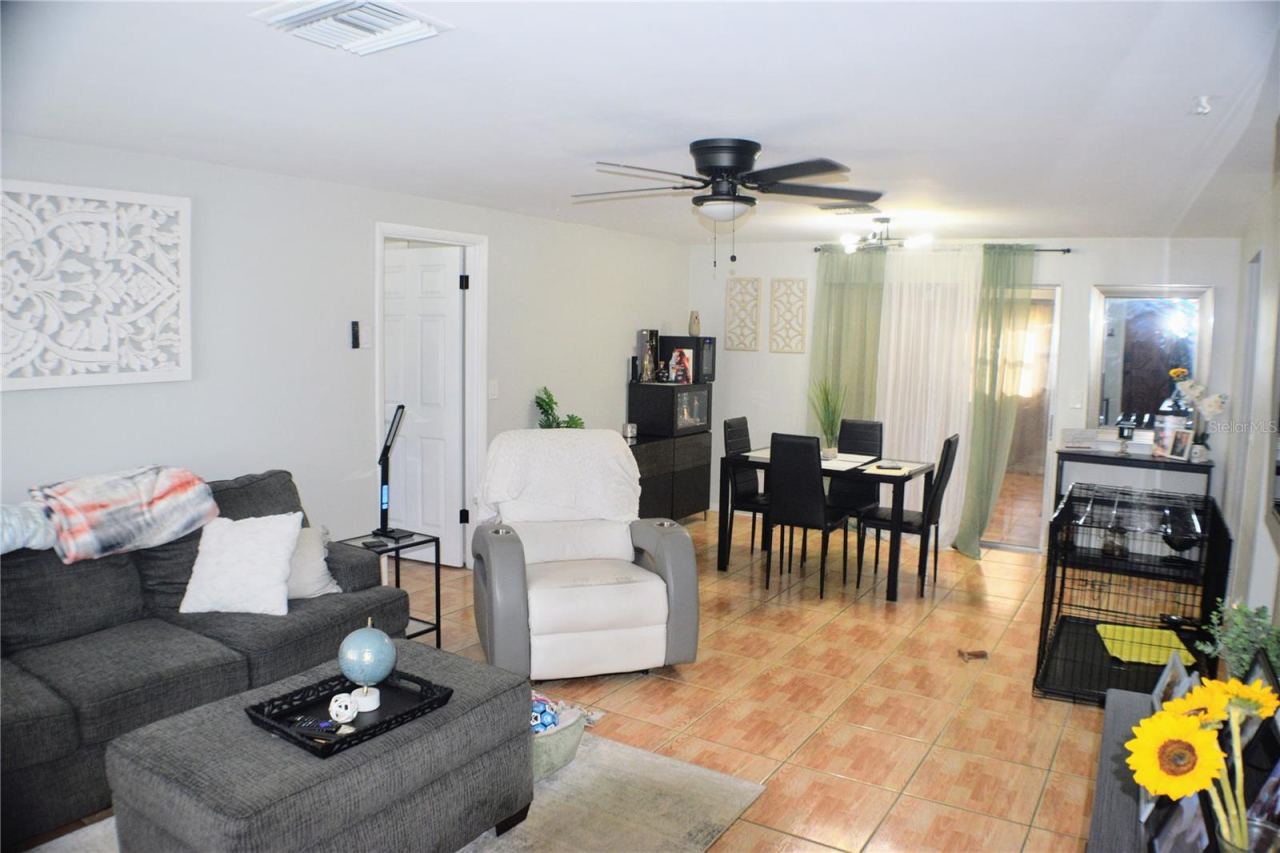 Photo 2 of 12: Living Room/Dining Room