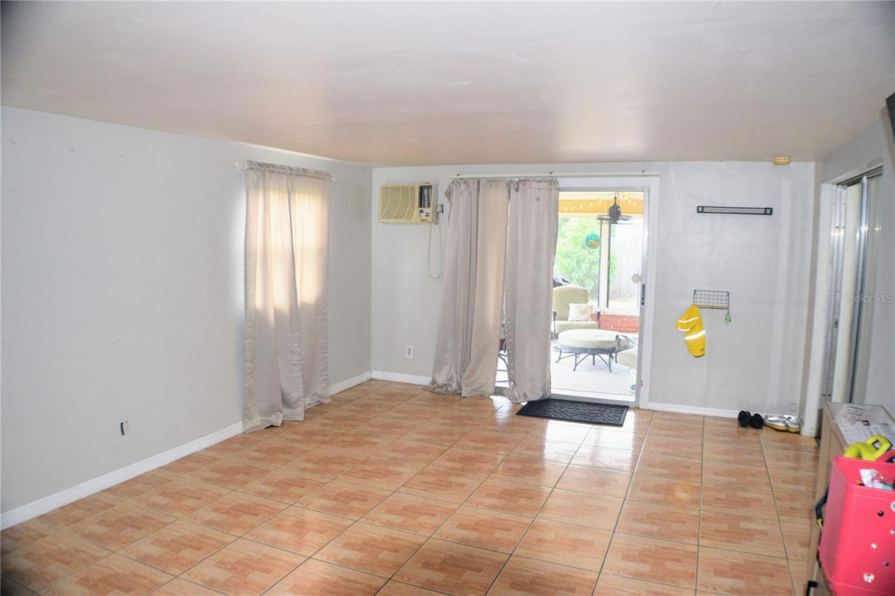 Photo 10 of 12: Family Room
