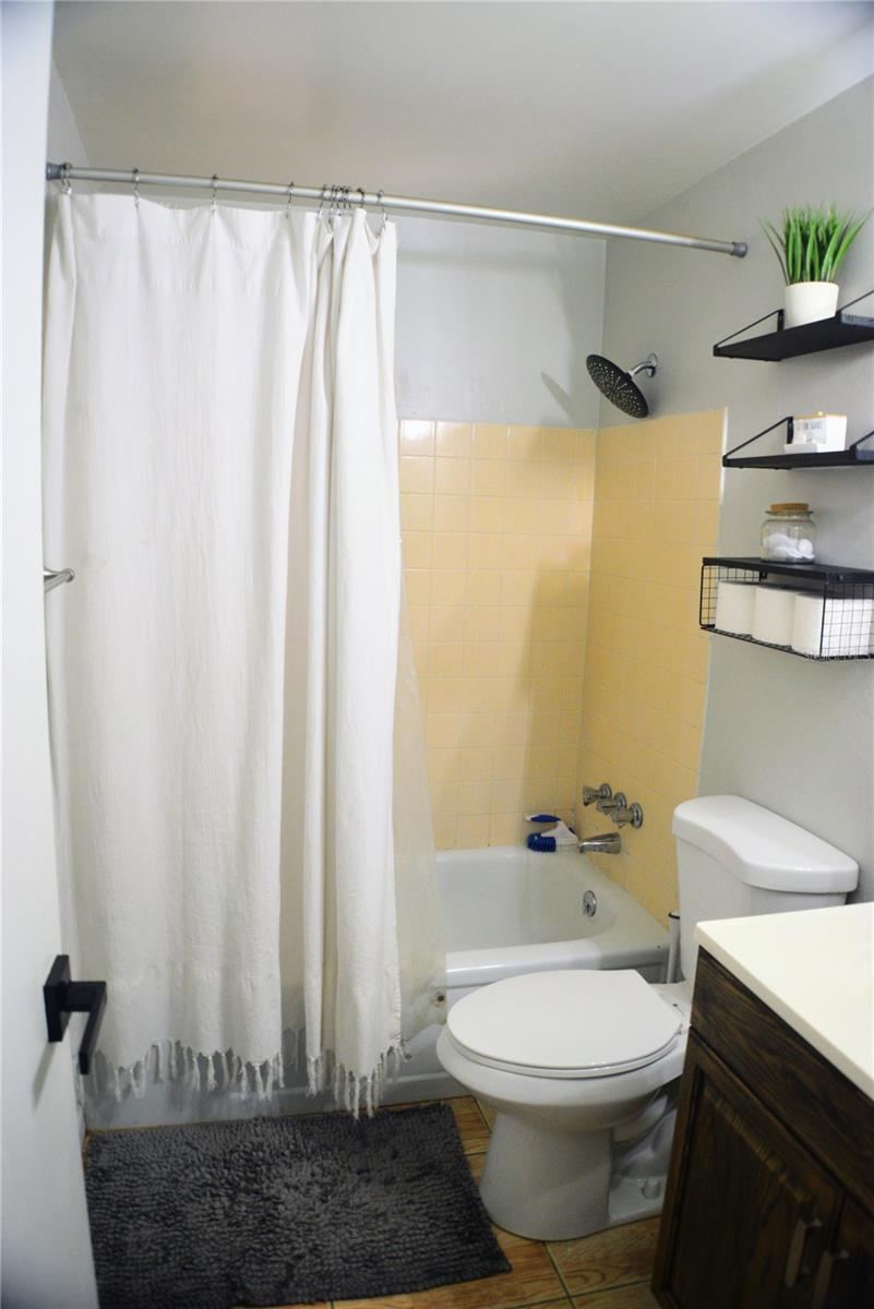 Photo 7 of 12: 2nd Bathroom