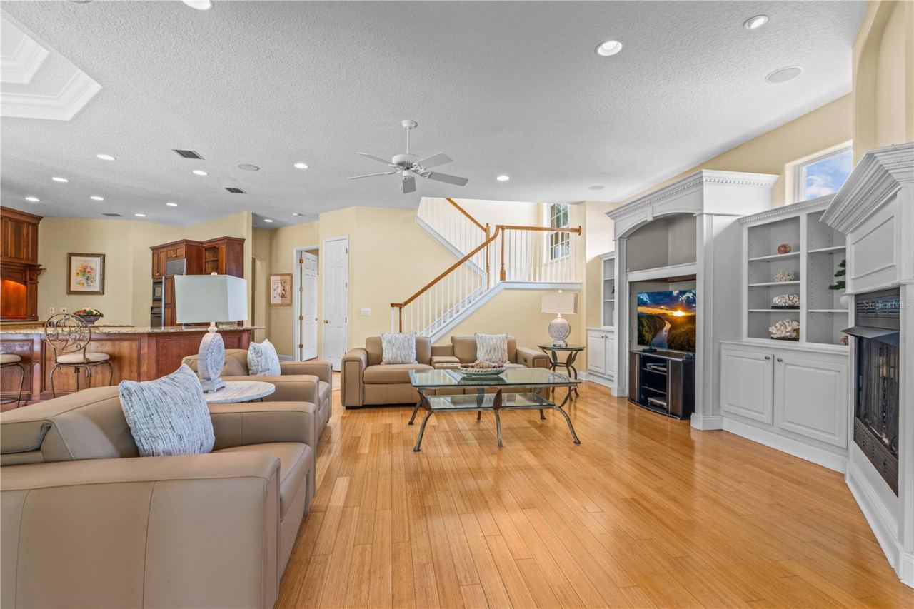 Photo 18 of 20: Family Room Additional View