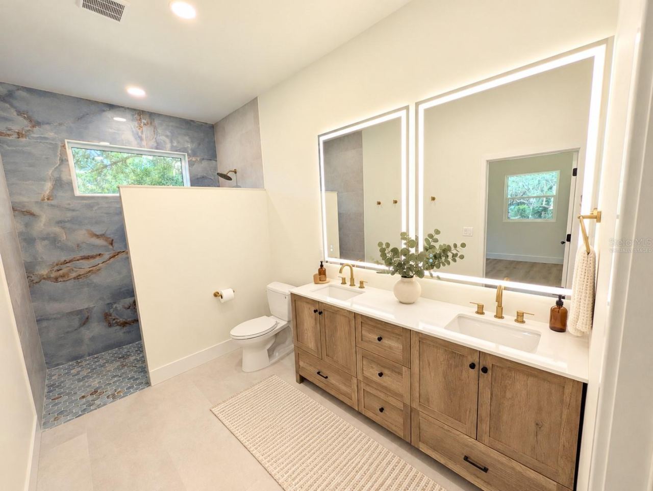 Photo 14 of 20: Primary bathroom Virtually staged
