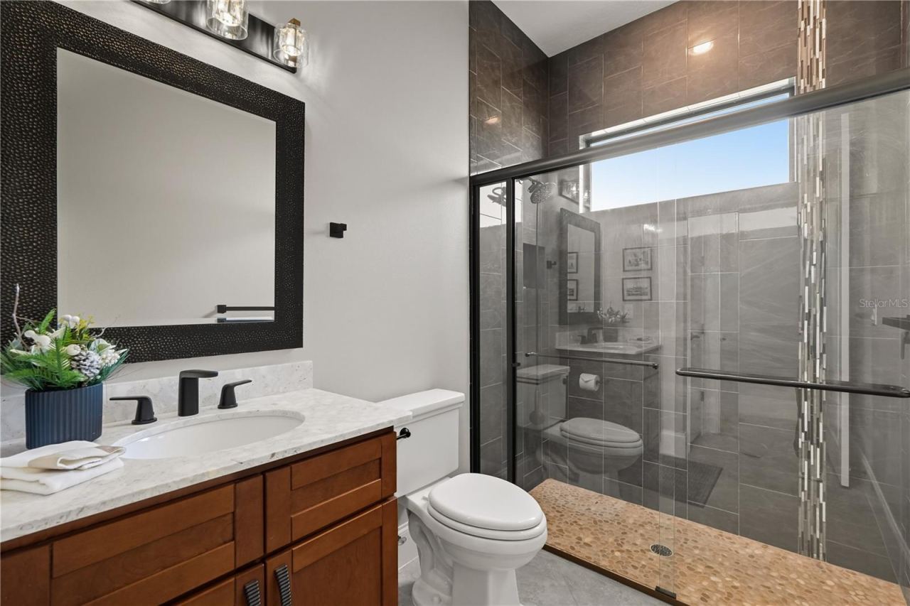 Photo 19 of 20: Bathroom 1