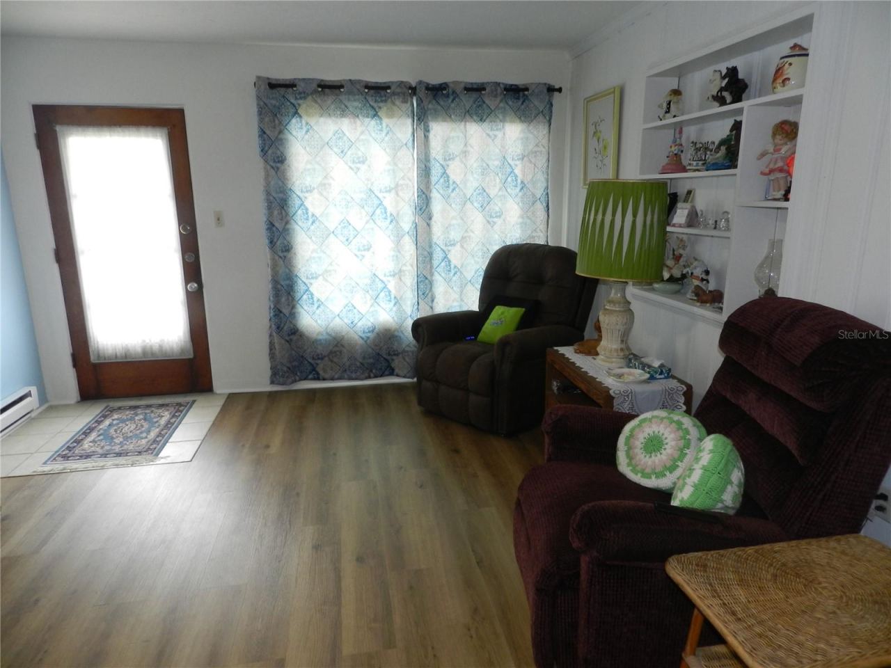 Photo 6 of 20: Living Room
