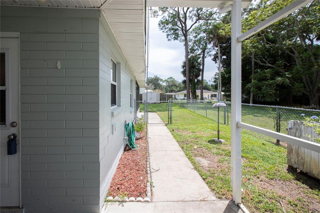 Photo 18 of 20: SIDE YARD LEADING TO FENCED BACK YARD.