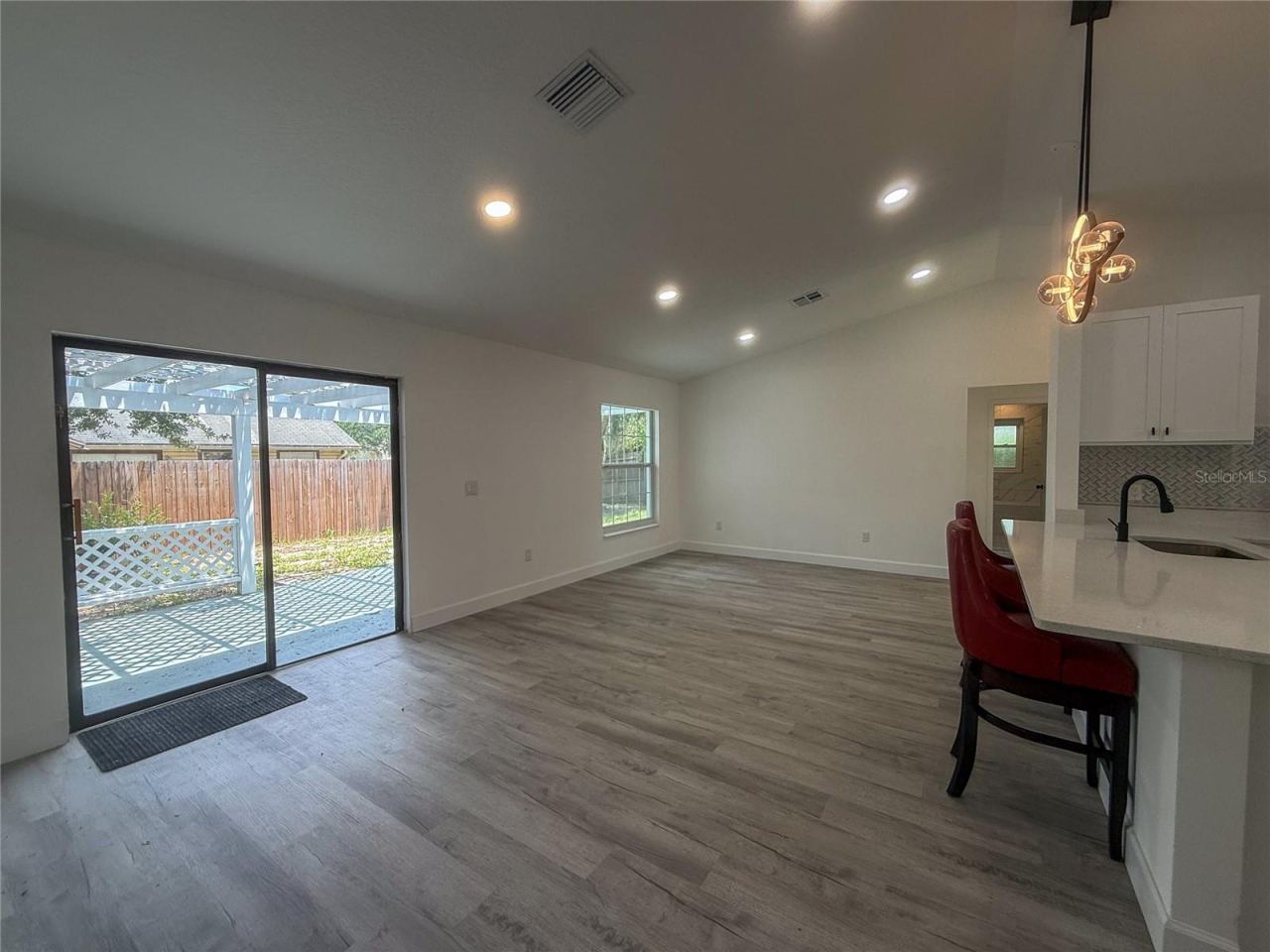 Photo 5 of 20: LIVING ROOM