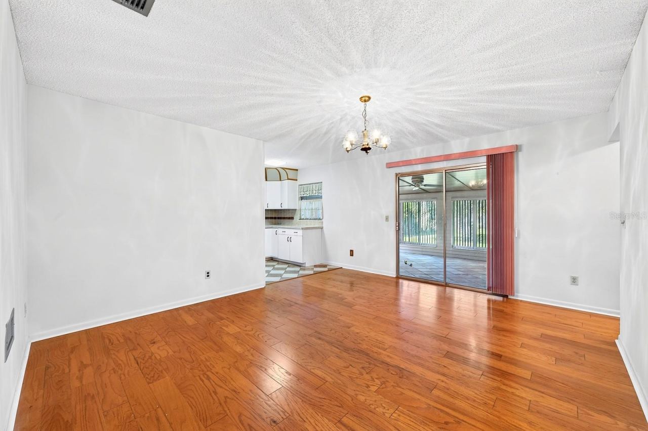 Photo 5 of 20: Dining room has sliding glass door access to the Florida Room.