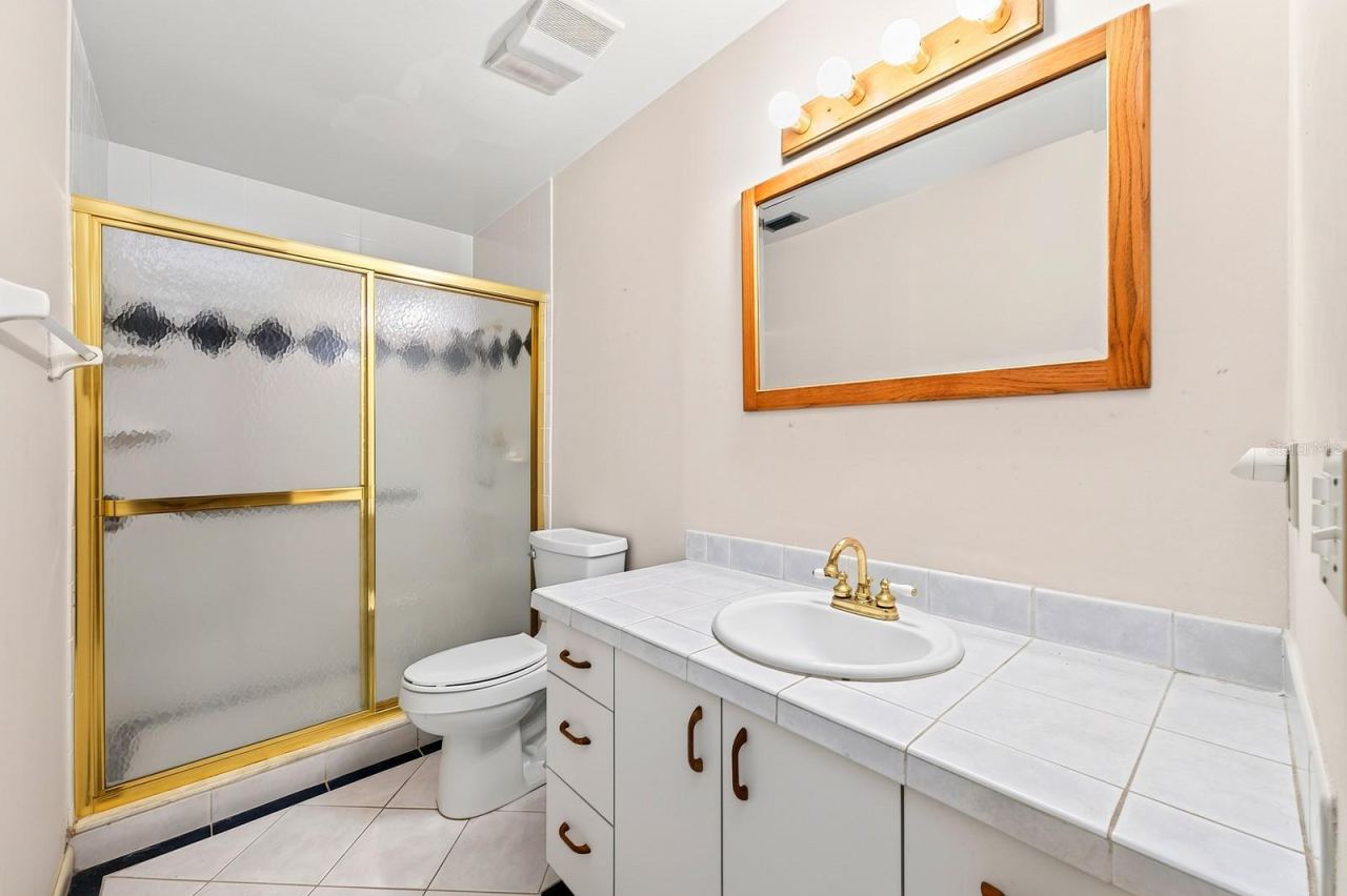 Photo 10 of 20: Primary en-suite bath.