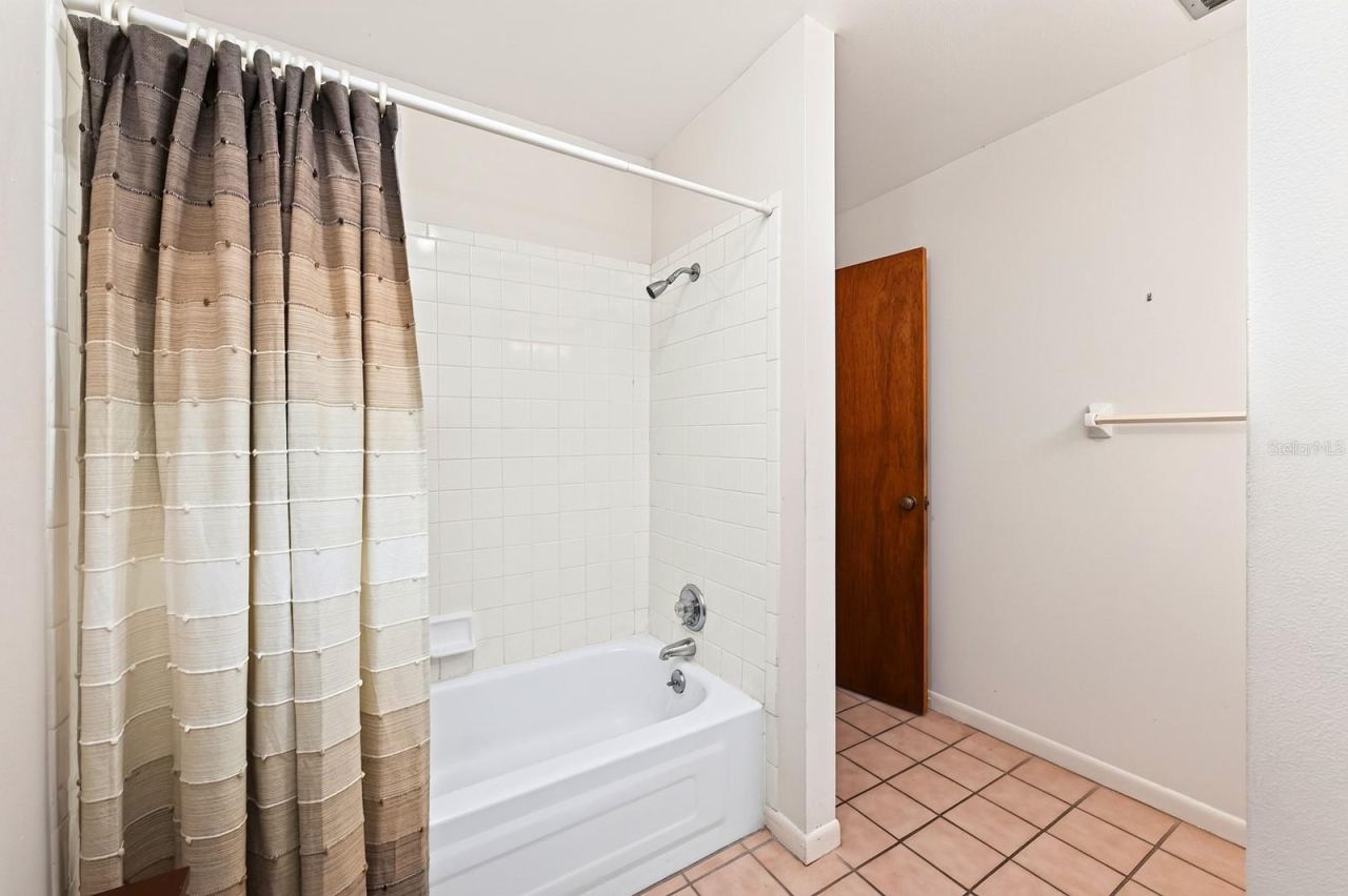 Photo 13 of 20: Second full bath.