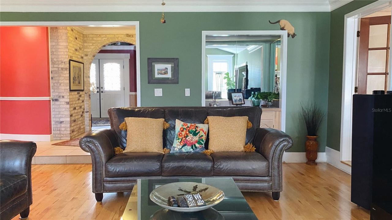 Photo 13 of 20: Family Room