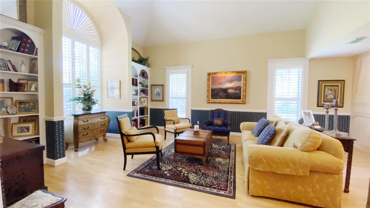 Photo 5 of 20: Living Room
