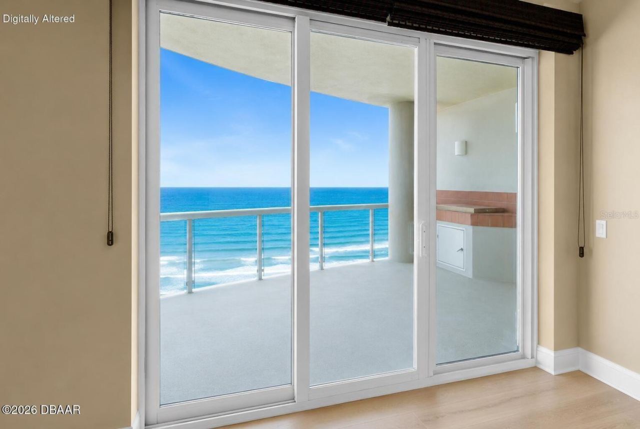 Photo 9 of 20: Balcony access in living room