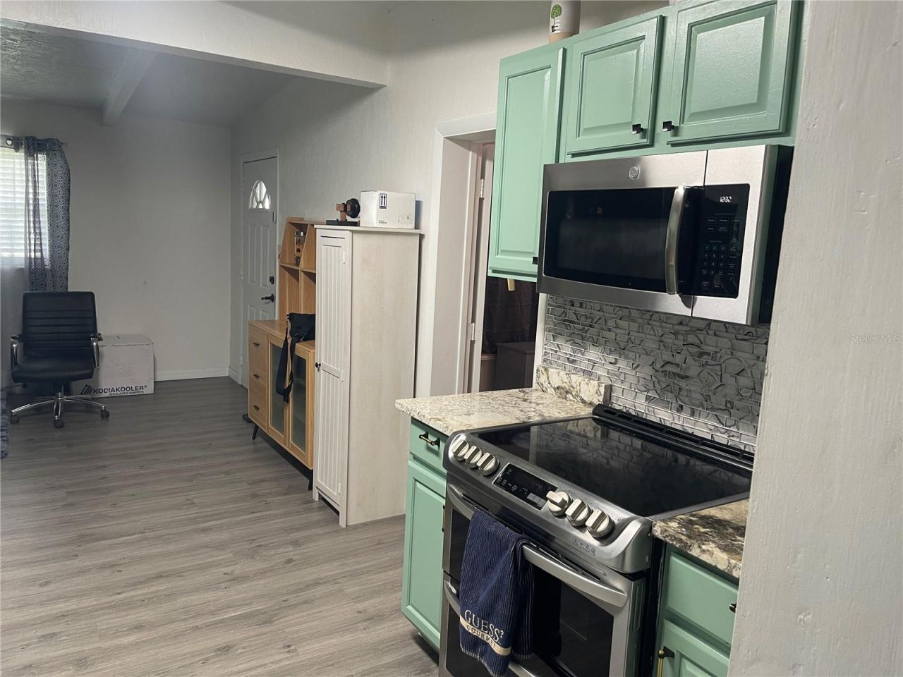 Photo 11 of 20: Kitchen/Living Room