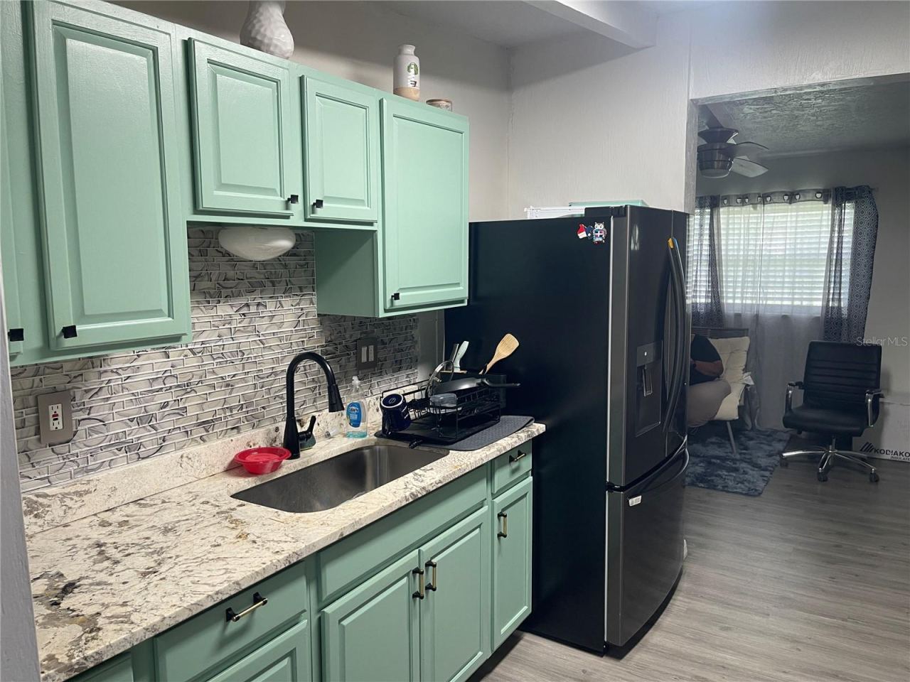 Photo 3 of 20: Kitchen/Living Room