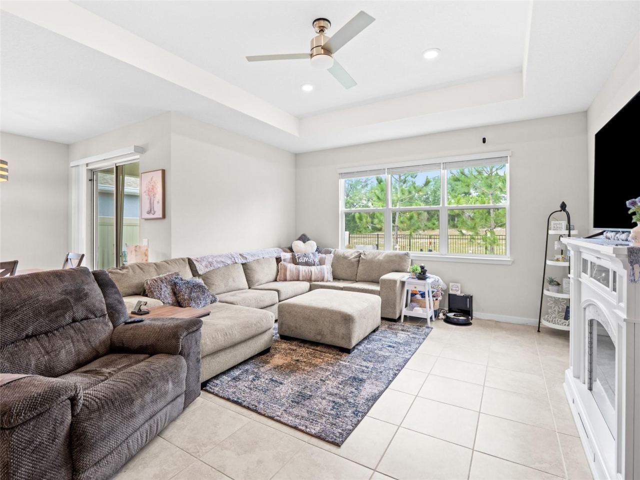 Photo 15 of 20: Spacious Living